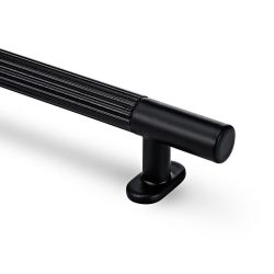 dlouhé madlo Fluted, černá matná