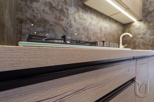 Obrázek hliníkového narážecího profilu Juvio II v povrchové úpravě černá matná značky Tulip