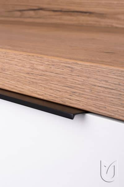 Obrázek profilového nábytkového úchytu Lucata v povrchové úpravě černá matná značky Tulip