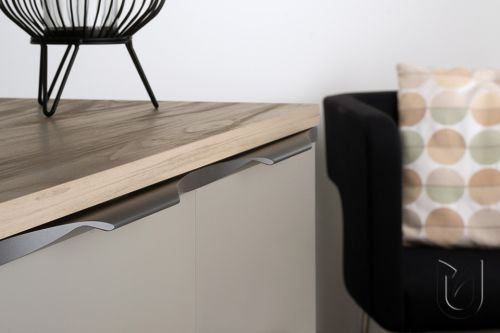 Obrázek profilového nábytkového úchytu Tende v povrchové úpravě antracit značky Tulip