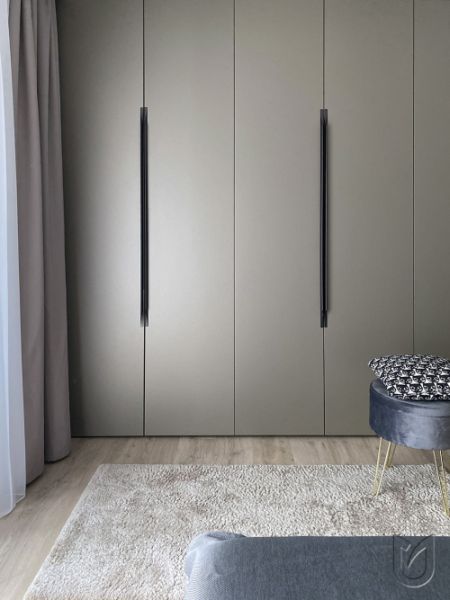 Obrázek profilového nábytkového úchytu Tende v povrchové úpravě černá matná značky Tulip