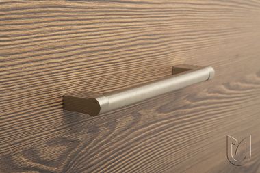 Moderní úchytka Penka v úpravě broušený nikl, design od Tulip