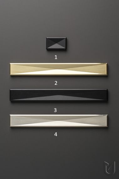 Nábyktové úchytky z kolekcie Envel vo farbe brúsený nikel, tmavá zlatá brúsená a čierna matná a k nim pasujúca knopka Envel vo farbe čierna matná