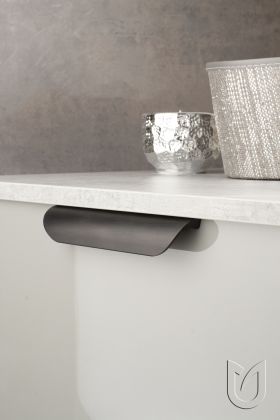 Obrázek nábytkové úchytky Grenda v povrchové úpravě černá broušená od značky Tulip