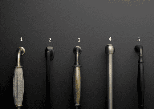 Obrázek nábytkových úchytek Country v povrchové úpravě starozlatá/ porcelán béžový, Menfi v povrchové úpravě černá matná, Victoria v povrchové úpravě starobronz , Rustik v povrchové úpravě starocin broušený značky Metakor, Turia v povrchové úpravě černá matná značky Tulip