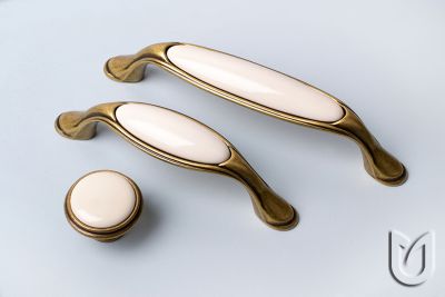 Na obrázku je porcelánová úchytka Margarita a porcelánová knopka Margarita, značky Tulip