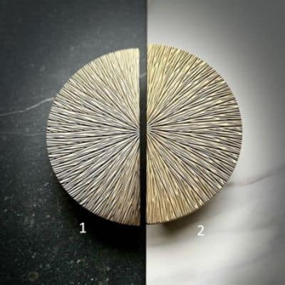 Obrázek úchytky Icon Split ve tvaru půlměsíce v barvách gold brushed a gold lux, příklad použití na světlém a tmavém pozadí.